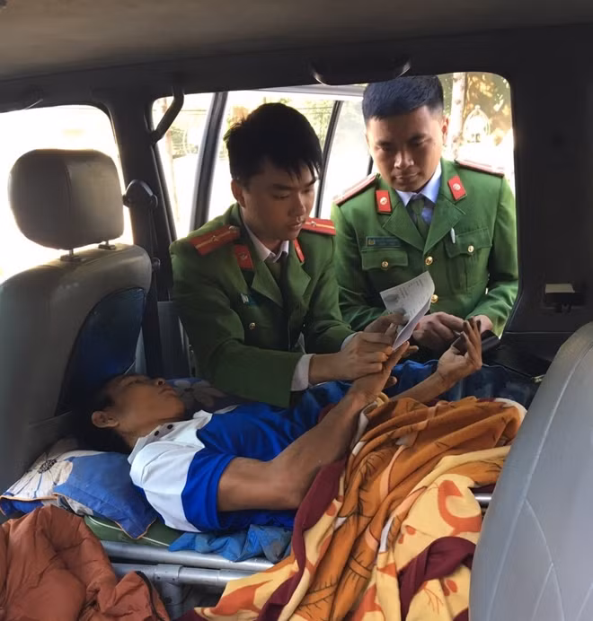 Công an huyện Kỳ Sơn làm CMND cho anh Kha Bún Dận.