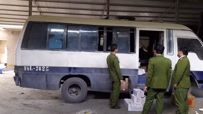 Một vụ vận chuyển thực phẩm bẩn bị lực lượng chức năng tỉnh Quảng Ninh phát hiện, xử lí.