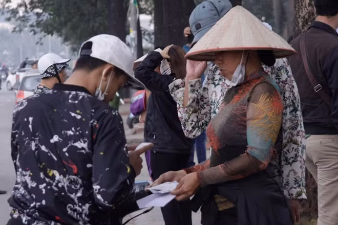Một cặp vé khán đài A có mệnh giá 500.000 đồng/chiếc có thể được phe vé mua với giá 3 triệu đồng một cặp.