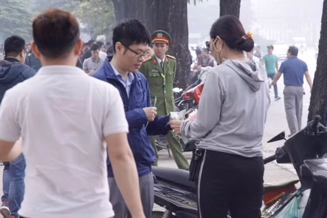 Tuy nhiên cũng chính những CĐV "may mắn" này lại đang trở thành mục tiêu chèo kéo của dân phe. Những phe vé đã trực sẵn ngay bên ngoài trụ sở VFF và sẵn sàng chào giá rất gấp nhiều lần để có được 1 cặp vé trận bán kết lượt về AFF Cup 2018.