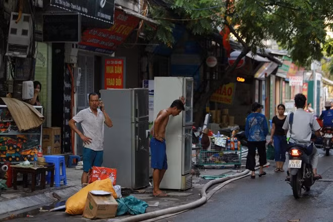 Người dân nhanh chóng thu xếp đồ đạc để sớm trở lại cuộc sống bình thường.