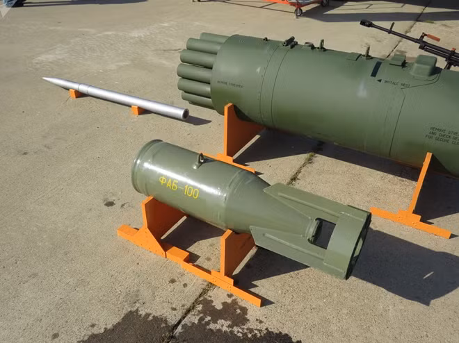 Tổ hợp tên lửa không điều khiển S-8 và bom thông dụng FAB-100 mà Mi-24P có thể mang theo.