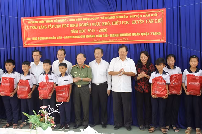 Đại tá Trần Kim Thẩm cùng các mạnh thường quân và đại diện Ủy ban MTTQ Cần Giờ tặng quà cho học sinh nghèo vượt khó, hiếu học.