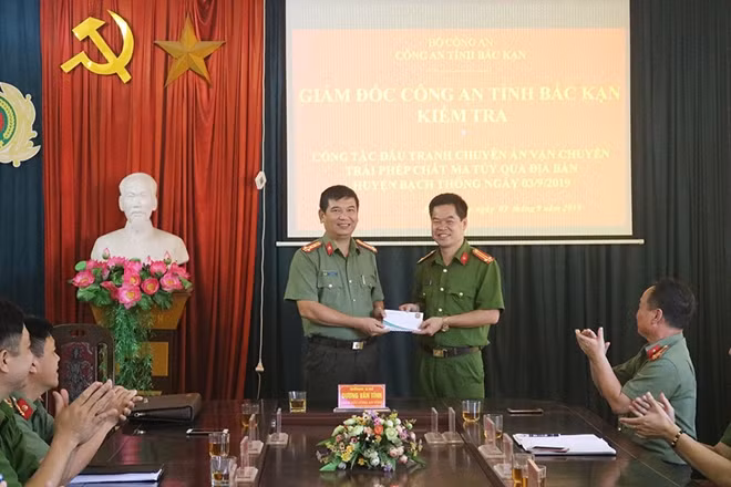 Đại tá, tiến sỹ Dương Văn Tính, Giám đốc Công an tỉnh thưởng nóng cho Công an huyện Bạch Thông.