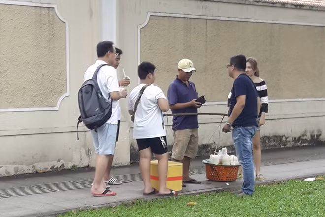 Một số người bán dừa ở quanh khu vực Hội trường Thống Nhất.