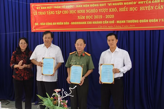 Lãnh đạo Ủy Ban MTTQ huyện Cần Giờ tằng bằng tri ân cho Đại tá Trần Kim Thẩm và các mạnh thường quân.