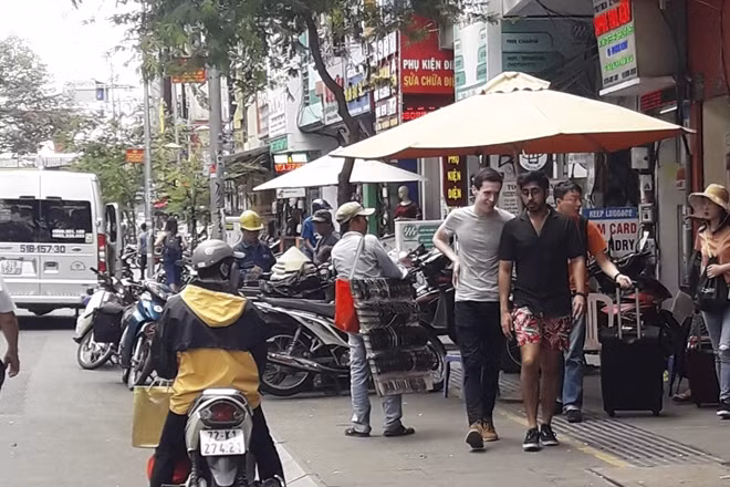 Người bán hàng rong ở các khu vực trung tâm quận 1.