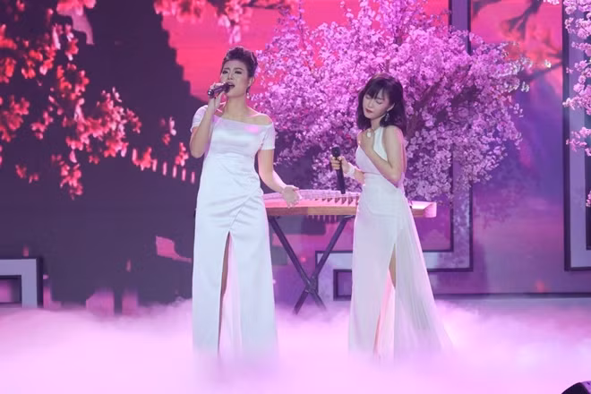 Diễn viên Thanh Hương và huấn luyện viên - ca sĩ Đinh Hương trong chương trình "Trời sinh một cặp" 2019.