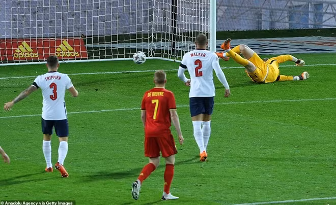 Các vị khách nhận bàn thua ngay phút thứ 10, Lukaku có đường nhả bóng cho Tielemans sút xa, bóng chạm chân Rice đổi hướng đi vào góc hiểm khiến Pickford không thể cản phá.