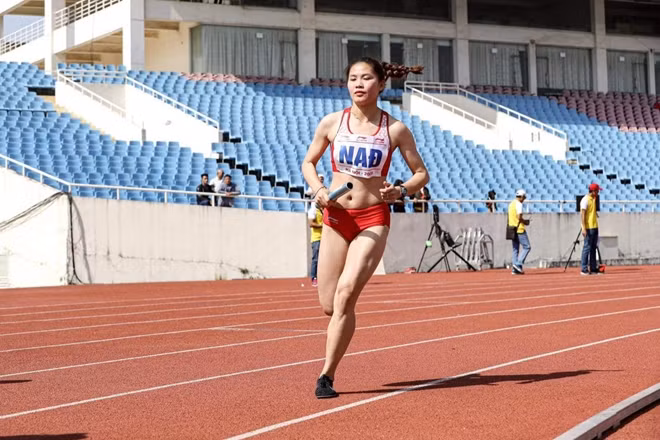 Nhà vô địch SEA Games 30 Đinh Thị Bích là trường hợp hiếm hoi có đôi chân giống như Ngần Ngọc Nghĩa.
