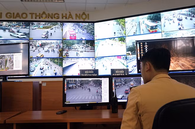 CSGT áp dụng khoa học công nghệ trong kiểm soát phương tiện.