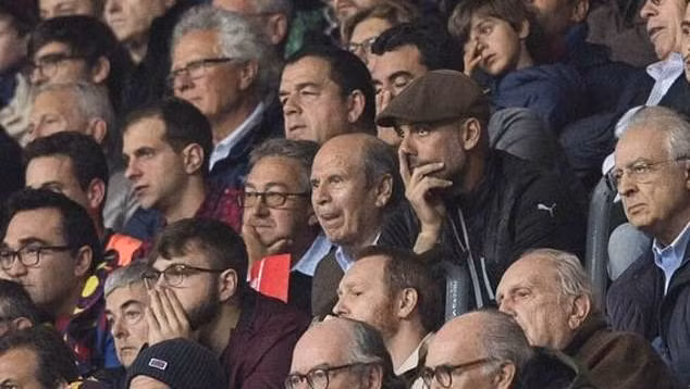 HLV của Man City lặng lẽ xuất hiện trên khán đài sân Nou Camp. HLV của Man City lặng lẽ xuất hiện trên khán đài sân Nou Camp.
