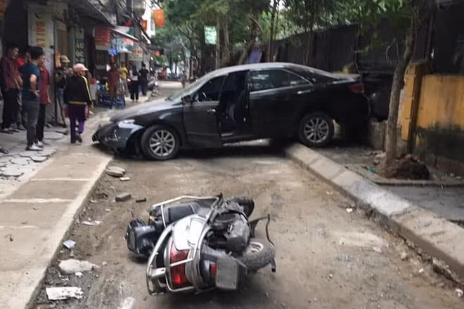 Hiện trường vụ tai nạn khiến một phụ nữ bị tử vong ở ngõ 250 phố Khương Trung.