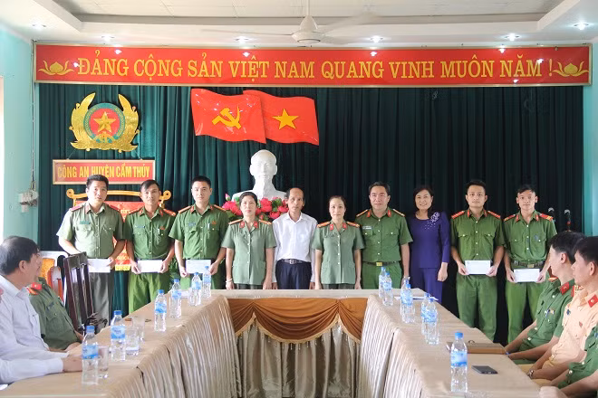 Phó Tổng Biên tập Báo CAND Nguyễn Thúy Quỳnh cùng các đại biểu tại buổi trao quà cho 5 cán bộ chiến sĩ Công an huyện Cẩm Thủy.
