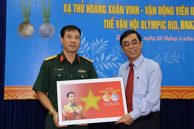 Xuân Vinh tặng bức ảnh chụp cảnh anh chào cờ trong lễ nhận huy chương Olympic 2016, và 25 triệu đồng làm học bổng cho học sinh tỉnh nhà. Sau khi nhận món quà, ông Nguyễn Đức Chính, Chủ tịch UBND tỉnh Quảng Trị, lập tức chỉ đạo treo bức ảnh ở Bảo tàng tỉnh Quảng Trị để người dân cùng chiêm ngưỡng. “Đây là niềm động viên lớn với các thế hệ người Quảng Trị tại quê nhà cũng như khắp mọi miền Tổ quốc”, ông Chính bày tỏ xúc động khi được đón tiếp xạ thủ Xuân Vinh về thăm quê sau chiến thắng lẫy lừng ở Brazil.