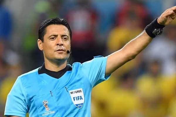 Ông Faghani điều khiển một trận đấu.