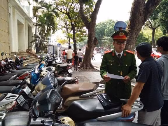 Kiểm tra xử lý vi phạm bãi giữ xe “chặt chém” trên địa bàn quận Hoàn Kiếm.