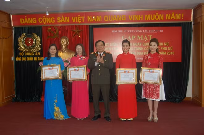 Thiếu tướng Đào Gia Bảo, Cục trưởng Cục Công tác chính trị trao Bằng khen của Hội phụ nữ Bộ Công an cho các hội viên có thành tích xuất sắc