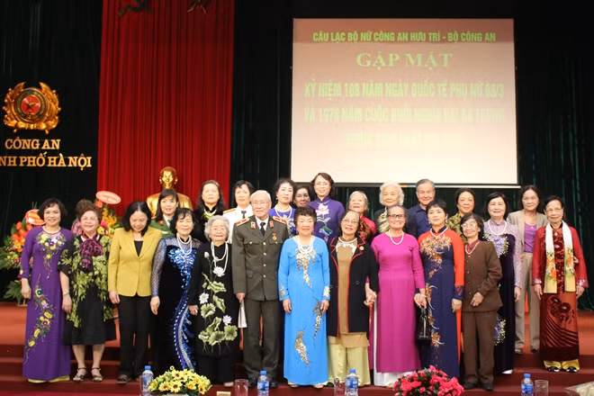 Đại tá Lương Thúy Bình, Chủ nhiệm CLB Nữ Công an hưu trí Bộ Công an trao quà mừng thọ các hội viên.