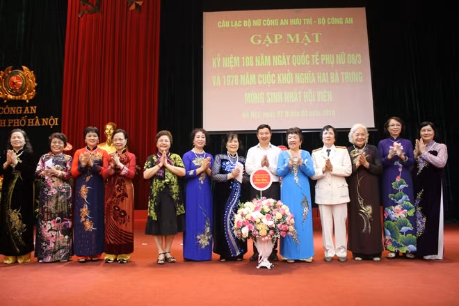 Ban chủ nhiệm CLB Nữ Công an hưu trí Bộ Công an nhận lẵng hoa chúc mừng của Chủ tịch nước trao tặng.