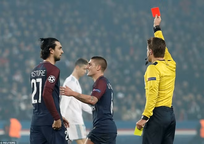 Marco Verratti nhận thẻ đỏ vì lỗi phản ứng. Ảnh: Reuters.