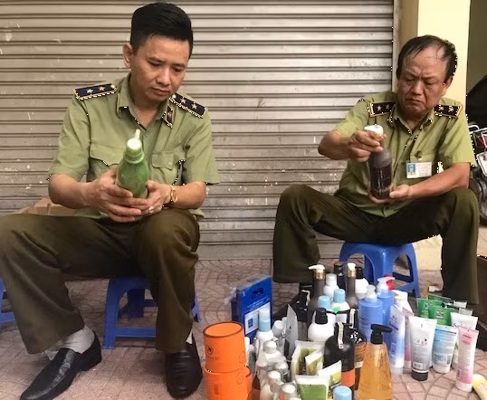 Các loại mỹ phẩm không rõ nguồn gốc bị thu giữ Các loại mỹ phẩm không rõ nguồn gốc bị thu giữ