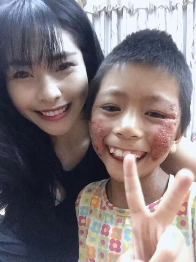 Nhiều người đã không dám đến gần 2 mẹ con Linh.