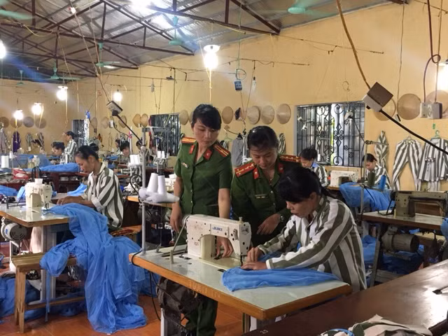 Thiếu tá Đỗ Thị Huyền và Đại uý Nguyễn Thị Phúc hướng dẫn phạm nhân lao động.