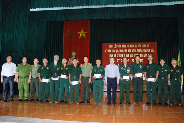 Đồng chí Thứ trưởng Bộ Thông tin và Truyền thông Phan Tâm; Thiếu tướng Phạm Văn Miên, Tổng Biên tập Báo CAND cùng đại diện lãnh đạo Công an tỉnh Hà Nam với lãnh đạo, các bác thương – bệnh binh ở Trung tâm Điều dưỡng Thương binh Kim Bảng.