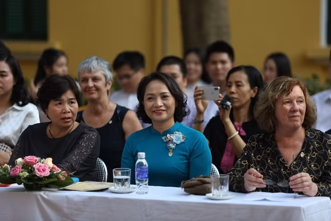 Ngoài ra buổi lễ có sự hiện diện của bà Catherine Deroche, Chủ tịch nhóm liên nghị sĩ hữu nghị Pháp-Việt của Thượng viện Pháp và thành viên phái đoàn thượng nghị sĩ Pháp đang có chuyến thăm Việt Nam, cùng các lãnh đạo ngành Giáo dục của Việt Nam