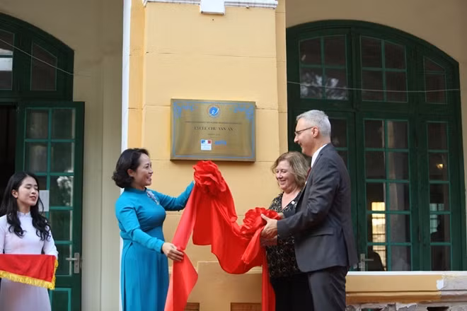 Bà Lê Mai Anh, Hiệu trưởng Trường Trung học Quốc gia Chu Văn An và ngài Nicolas Warnery, Đại sứ Pháp tại Việt Nam khánh thành tấm biển kỷ niệm sự kiện.