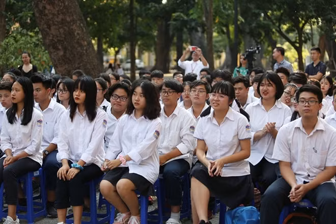 Đông đảo học sinh khối chuyên Pháp của Trường Chu Văn An trong buổi lễ gắn biển.