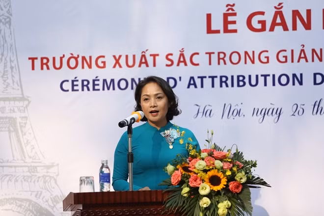 Bà Lê Mai Anh, Hiệu trưởng Trường Trung học Quốc gia Chu Văn An phát biểu trong buổi lễ.