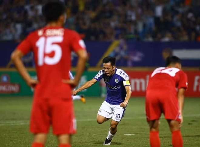 Văn Quyết là người đem về bàn quân bình tỷ số trong hiệp 1. Ảnh: Hà Nội FC.