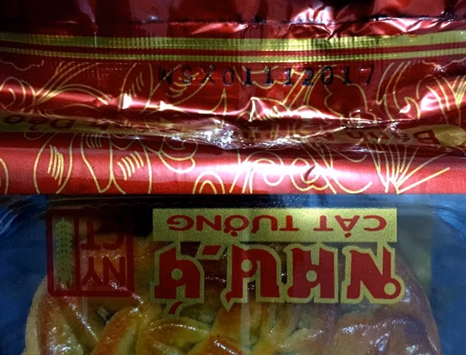 Chiếc bánh được ghi ngày sản xuất 1-11-2017 .