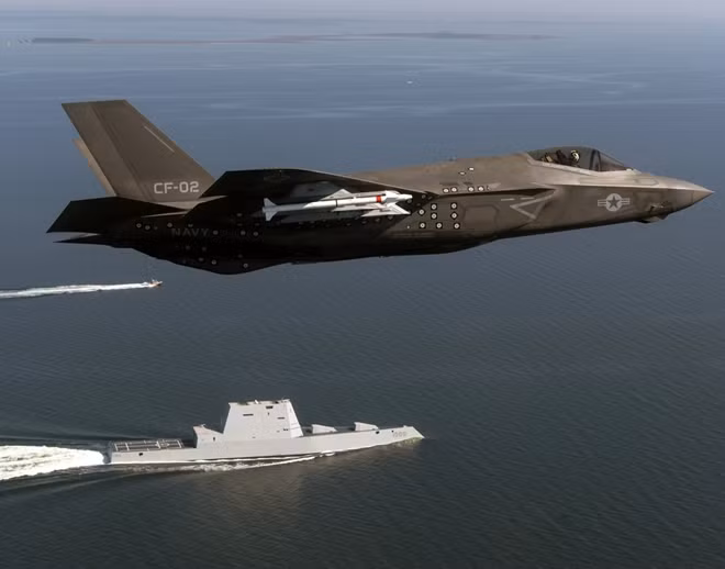 F-35 và tàu khu trục Zumwalt.