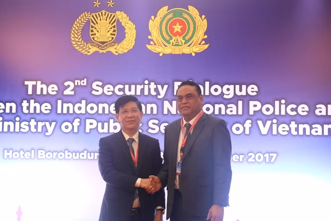 Thứ trưởng Bộ Công an Việt Nam Nguyễn Văn Sơn; Phó Tư lệnh Cảnh sát quốc gia Indonesia Syafruddin.