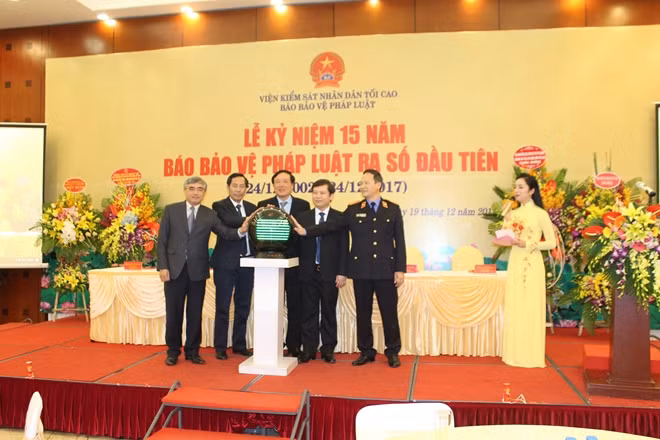 Đồng chí Nguyễn Hòa Bình cùng lãnh đạo VKSNDTC, Ban Tuyên giáo Trung ương, Bộ Thông tin và Truyền thông nhấn nút ra mắt phiên bản mới Báo điện tử Bảo vệ pháp luật