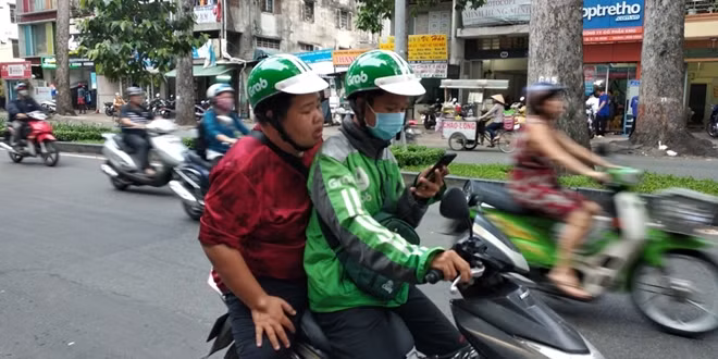 Nhiều người dán mắt vào điện thoại khi lưu thông trên đường gây mất an toàn giao thông, nguy hiểm cho chính bản thân và cho người khác.