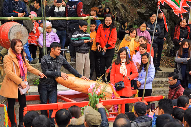 Rất đông du khách hiếu kỳ đã tới sờ và chụp ảnh cùng “tàng thinh” và “mặt nguyệt” mong một năm máy mắn.