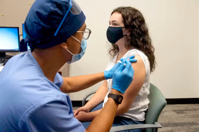 Các tình nguyện viên được tiêm vaccine mRNA-1273 ngừa COVID-19 của Moderna tại Detroit (Mỹ) vào ngày 5-8-2020.