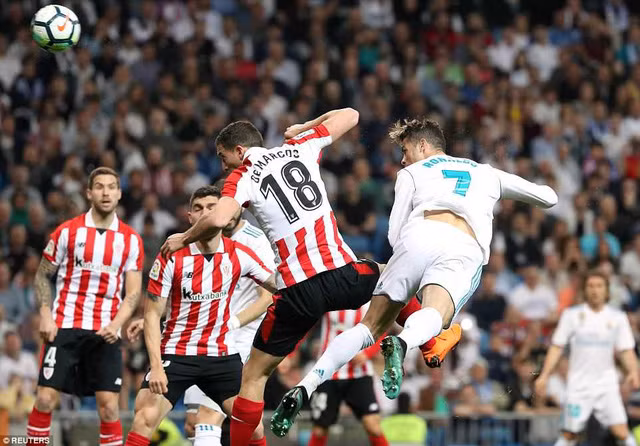 Nhưng Ronaldo kịp tỏa sáng đúng lúc để giữ lại một điểm cho Real. Ảnh: Reuters.