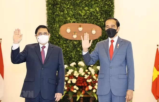 Thủ tướng Phạm Minh Chính và Tổng thống Indonesia Joko Widodo. (Ảnh: Dương Giang/TTXVN)