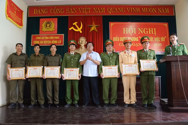Nhiều tập thể và cá nhân Công an huyện Sông Lô được khen thưởng.
