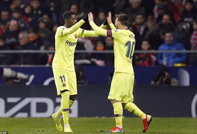 Dembele (trái) đem về 1 điểm cho Barca.