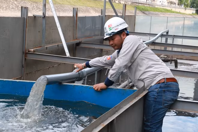 Khu vực trình diễn xử lý nước sông Tô Lịch gồm 4 bể: Bể đầu tiên là bể xử lý yếm khí, trong đó đặt tấm Bioreator kích hoạt vi sinh vật kị khí, cung cấp giá thể cho vi sinh vật.