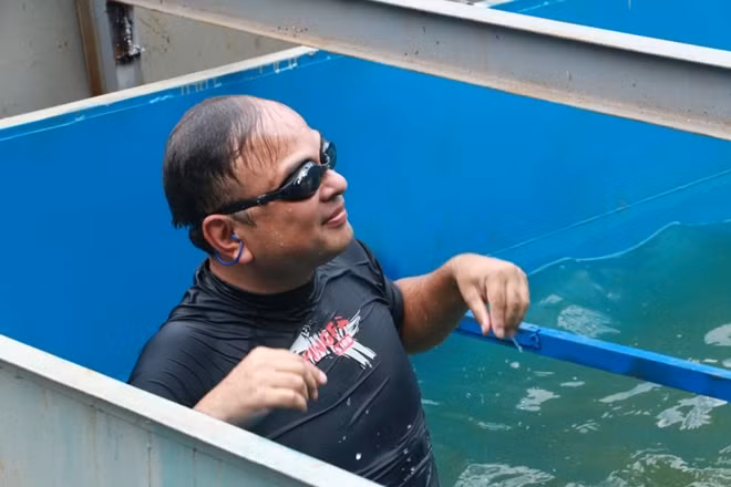 Sau đó để chứng minh hiệu quả của việc xử lý bằng công nghệ Nano, Tiến sĩ Kubo Jun đã " tắm" ngay tại khu vực xử lý.