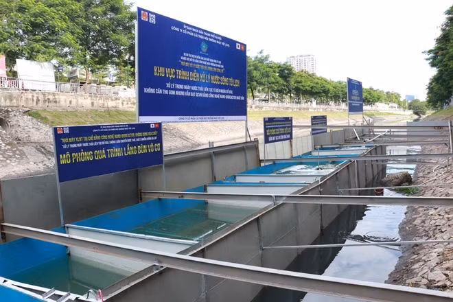 Khu vực trình diễn làm sạch sông Tô Lịch bằng công nghệ Nano đoạn đầu đường Hoàng Quốc Việt (Cầu Giấy - Hà Nội).