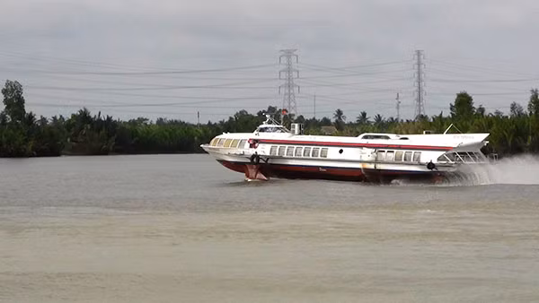 Tàu cánh ngầm đang hành trình trên sông Dinh Vũng Tàu . Tàu cánh ngầm đang hành trình trên sông Dinh Vũng Tàu .