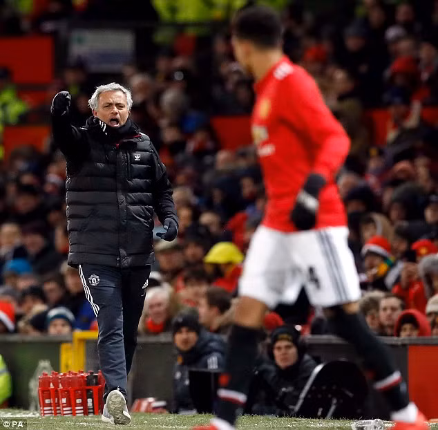 Mourinho chỉ trích Luke Shaw nặng nề sau trận tứ kết Cup FA. Ảnh: PA.